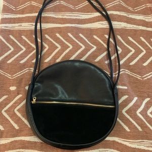Black ban.do amigo circle bag